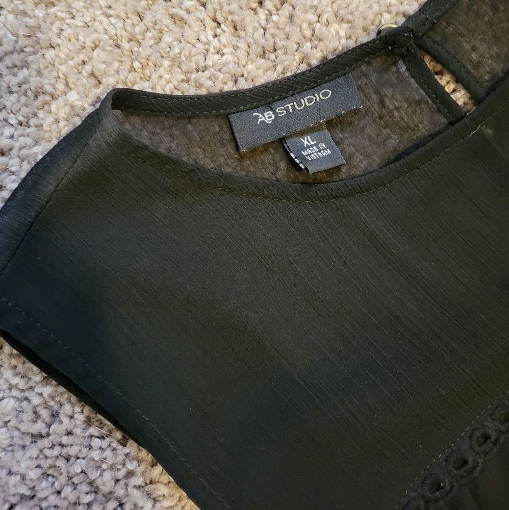 Nice blouse!! - Picture 2 of 5